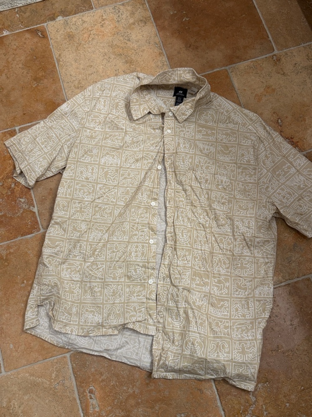H&M Beige Short-Sleeve Button-Down with White Geometric Print